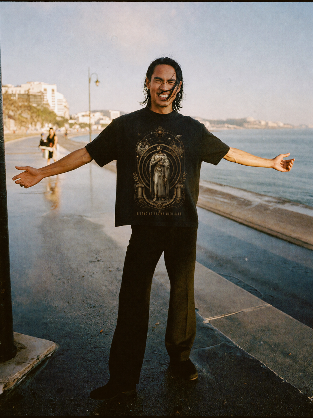 Oikeiosis Expanding Circle black T-shirt — male Athens lifestyle shot 01